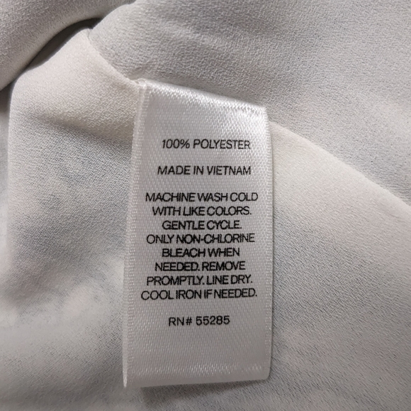 Express Black and White Sleeveless V Neck Top - Picture 6 of 7